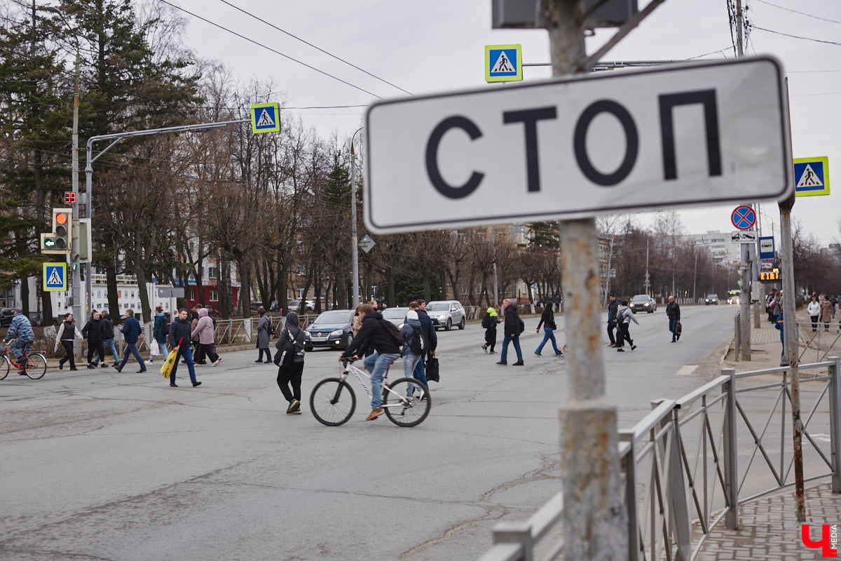 Вслед за региональными властями, которые на федеральном уровне презентовали свои идеи, как избавить Владимир от пробок на дорогах, мнения высказали и общественники. И мысли у них интересные: от строительства новых мостов и развязок до запуска трамваев и попытки пересадить всех на общественный транспорт. «Ключ-Медиа» выслушал все предложения.