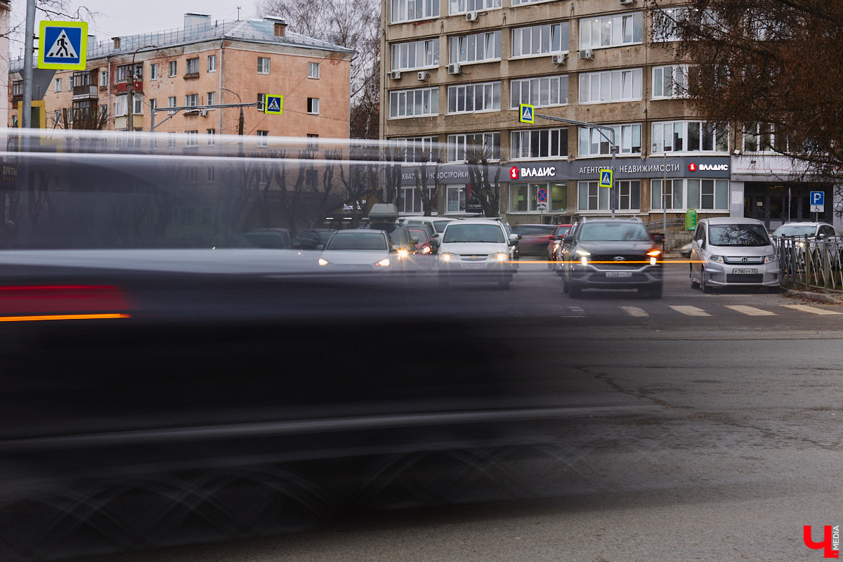 Вслед за региональными властями, которые на федеральном уровне презентовали свои идеи, как избавить Владимир от пробок на дорогах, мнения высказали и общественники. И мысли у них интересные: от строительства новых мостов и развязок до запуска трамваев и попытки пересадить всех на общественный транспорт. «Ключ-Медиа» выслушал все предложения.