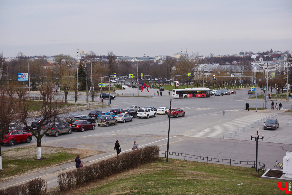 Вслед за региональными властями, которые на федеральном уровне презентовали свои идеи, как избавить Владимир от пробок на дорогах, мнения высказали и общественники. И мысли у них интересные: от строительства новых мостов и развязок до запуска трамваев и попытки пересадить всех на общественный транспорт. «Ключ-Медиа» выслушал все предложения.