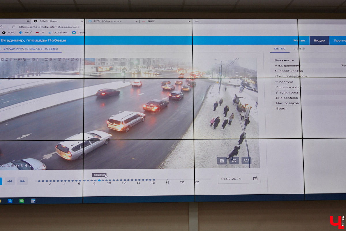 Вслед за региональными властями, которые на федеральном уровне презентовали свои идеи, как избавить Владимир от пробок на дорогах, мнения высказали и общественники. И мысли у них интересные: от строительства новых мостов и развязок до запуска трамваев и попытки пересадить всех на общественный транспорт. «Ключ-Медиа» выслушал все предложения.