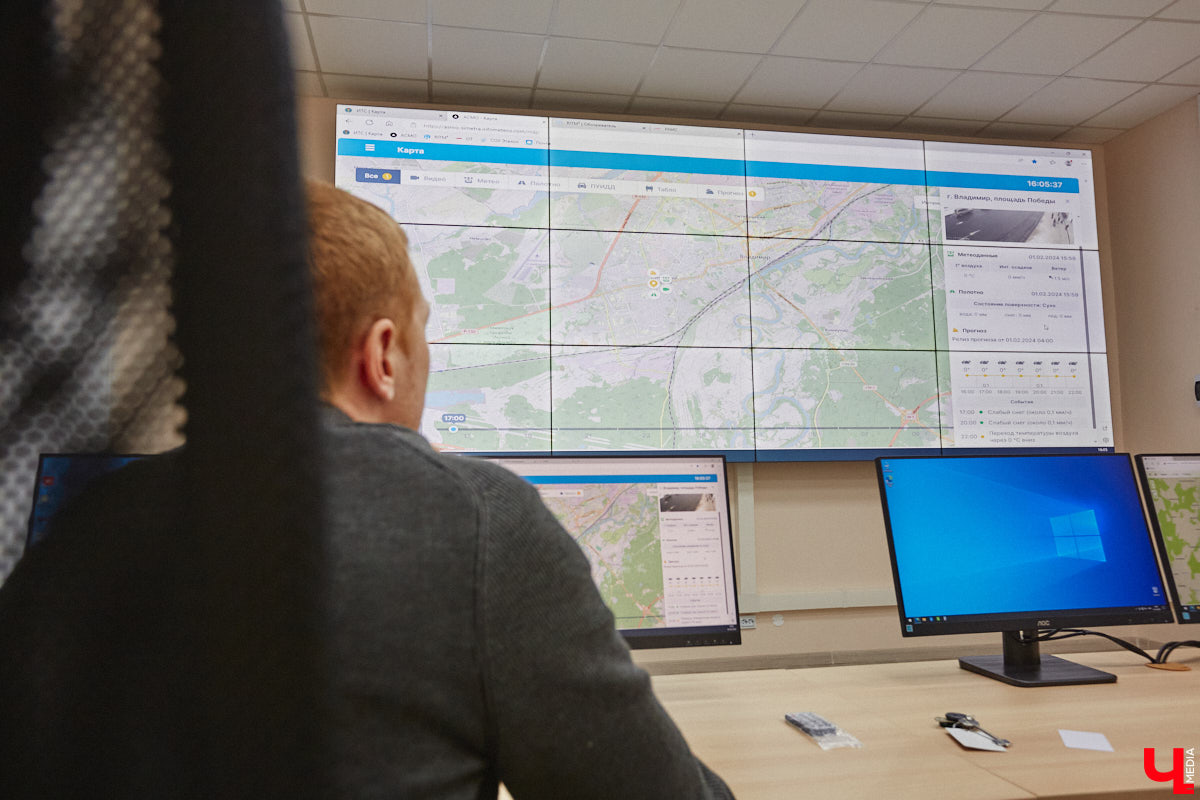 Вслед за региональными властями, которые на федеральном уровне презентовали свои идеи, как избавить Владимир от пробок на дорогах, мнения высказали и общественники. И мысли у них интересные: от строительства новых мостов и развязок до запуска трамваев и попытки пересадить всех на общественный транспорт. «Ключ-Медиа» выслушал все предложения.