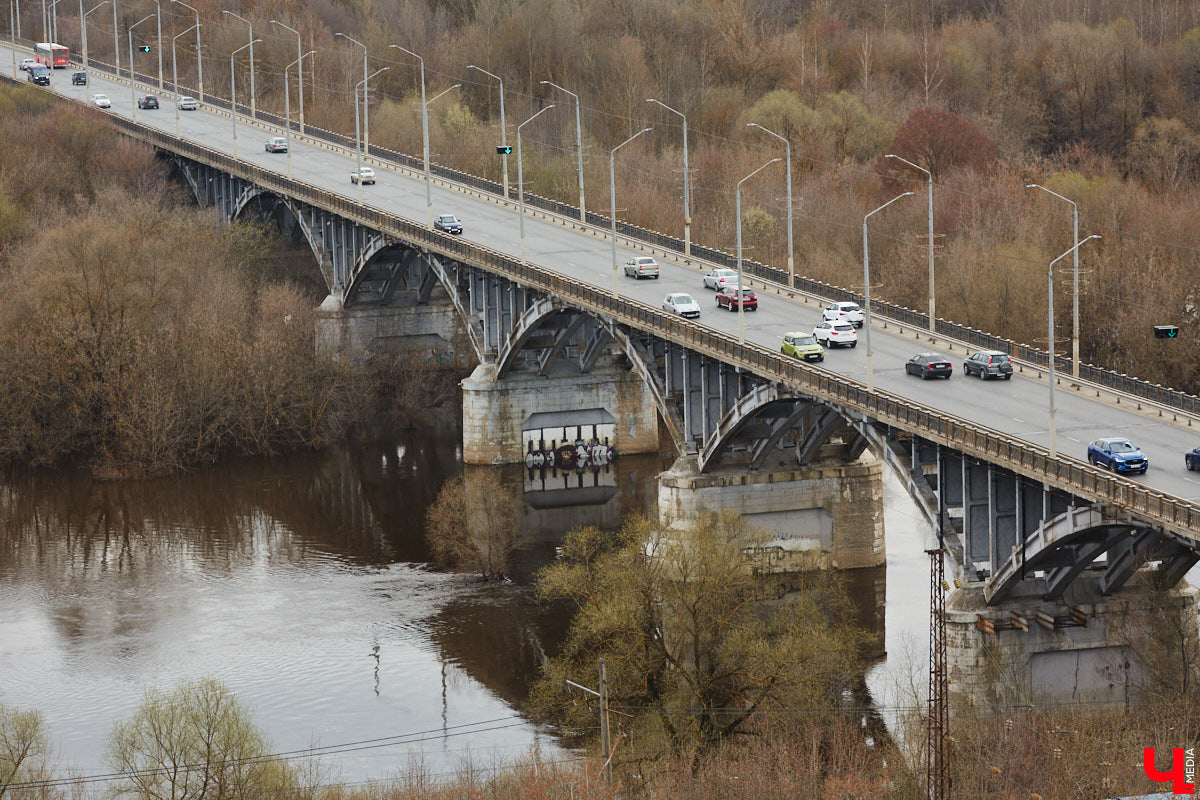 Вслед за региональными властями, которые на федеральном уровне презентовали свои идеи, как избавить Владимир от пробок на дорогах, мнения высказали и общественники. И мысли у них интересные: от строительства новых мостов и развязок до запуска трамваев и попытки пересадить всех на общественный транспорт. «Ключ-Медиа» выслушал все предложения.