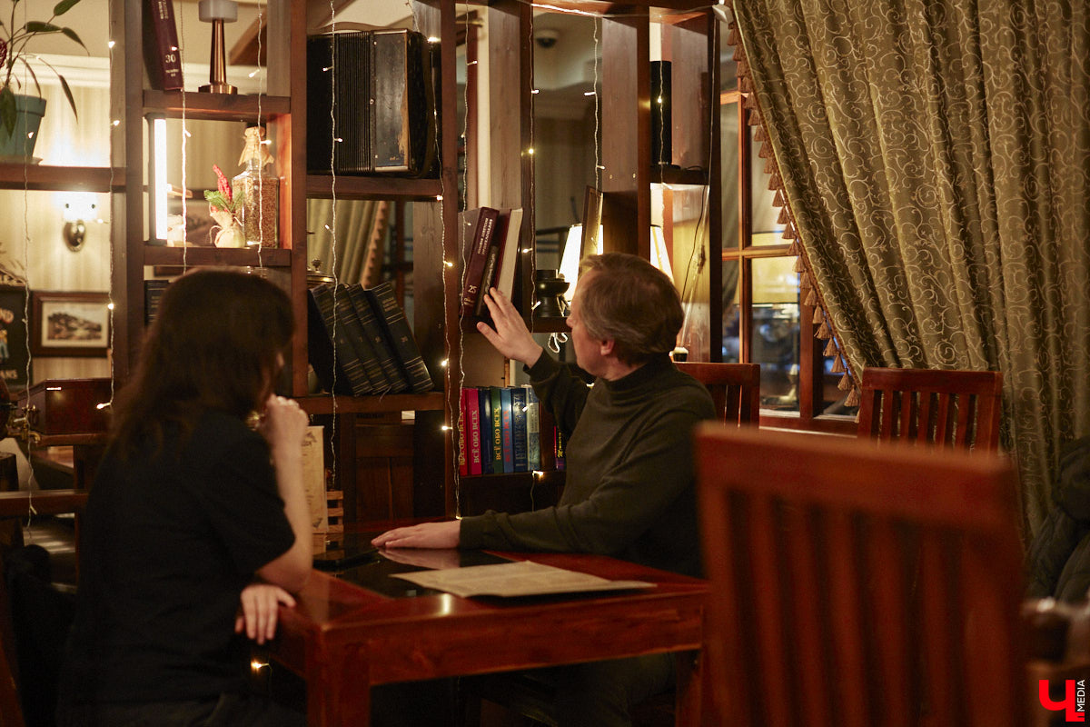 Мужчины в мантиях из передачи «Своя игра» всегда были окружены ореолом таинственности. На самом же деле они обычные люди, в чем успел убедиться «Ключ-Медиа». А помог нам в этом победитель телевикторины из Владимира Евгений Скитович, с которым мы обсудили эфир с его триумфальным участием в уютной обстановке.