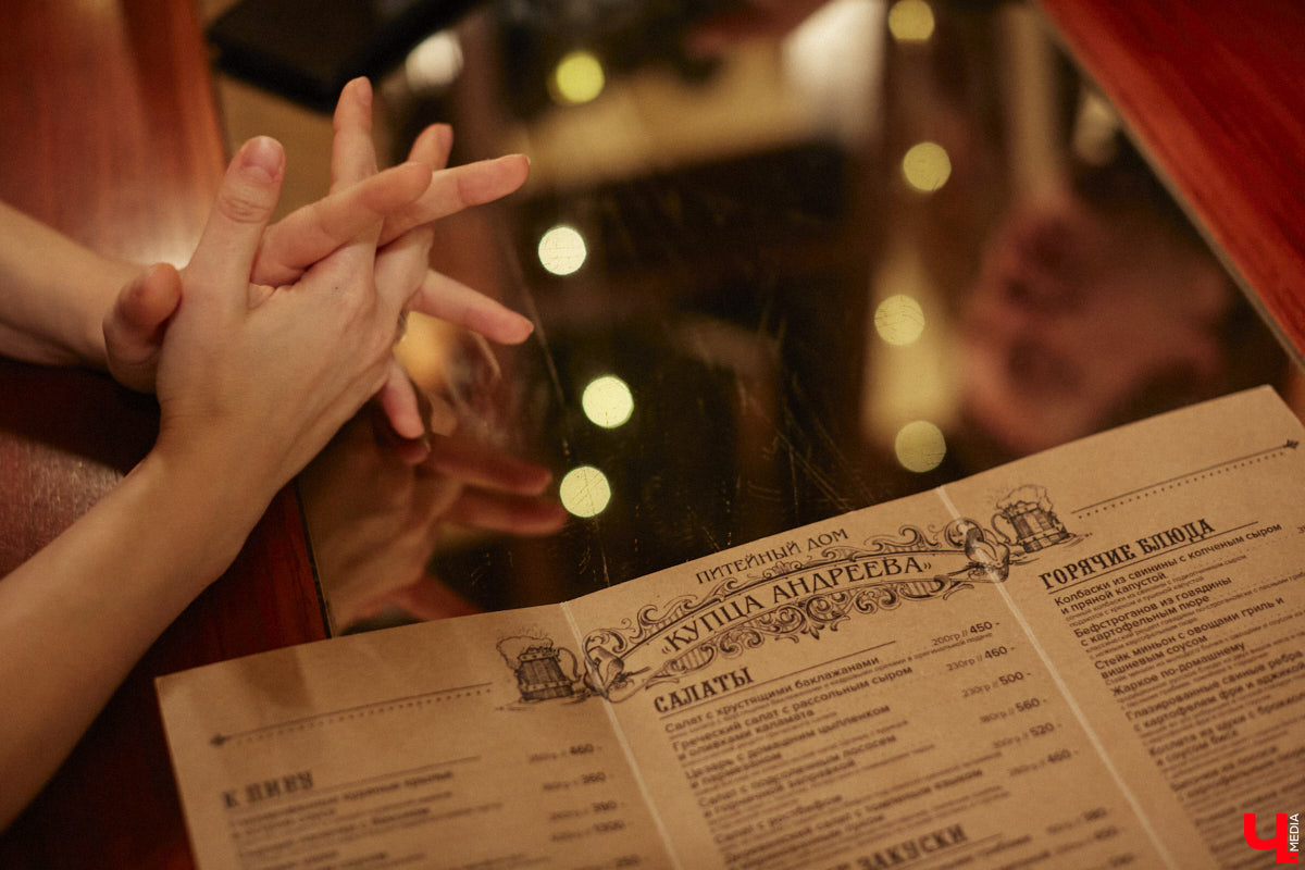 Мужчины в мантиях из передачи «Своя игра» всегда были окружены ореолом таинственности. На самом же деле они обычные люди, в чем успел убедиться «Ключ-Медиа». А помог нам в этом победитель телевикторины из Владимира Евгений Скитович, с которым мы обсудили эфир с его триумфальным участием в уютной обстановке.