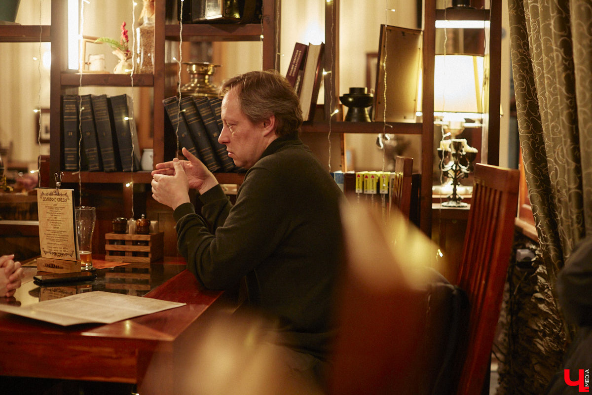 Мужчины в мантиях из передачи «Своя игра» всегда были окружены ореолом таинственности. На самом же деле они обычные люди, в чем успел убедиться «Ключ-Медиа». А помог нам в этом победитель телевикторины из Владимира Евгений Скитович, с которым мы обсудили эфир с его триумфальным участием в уютной обстановке.