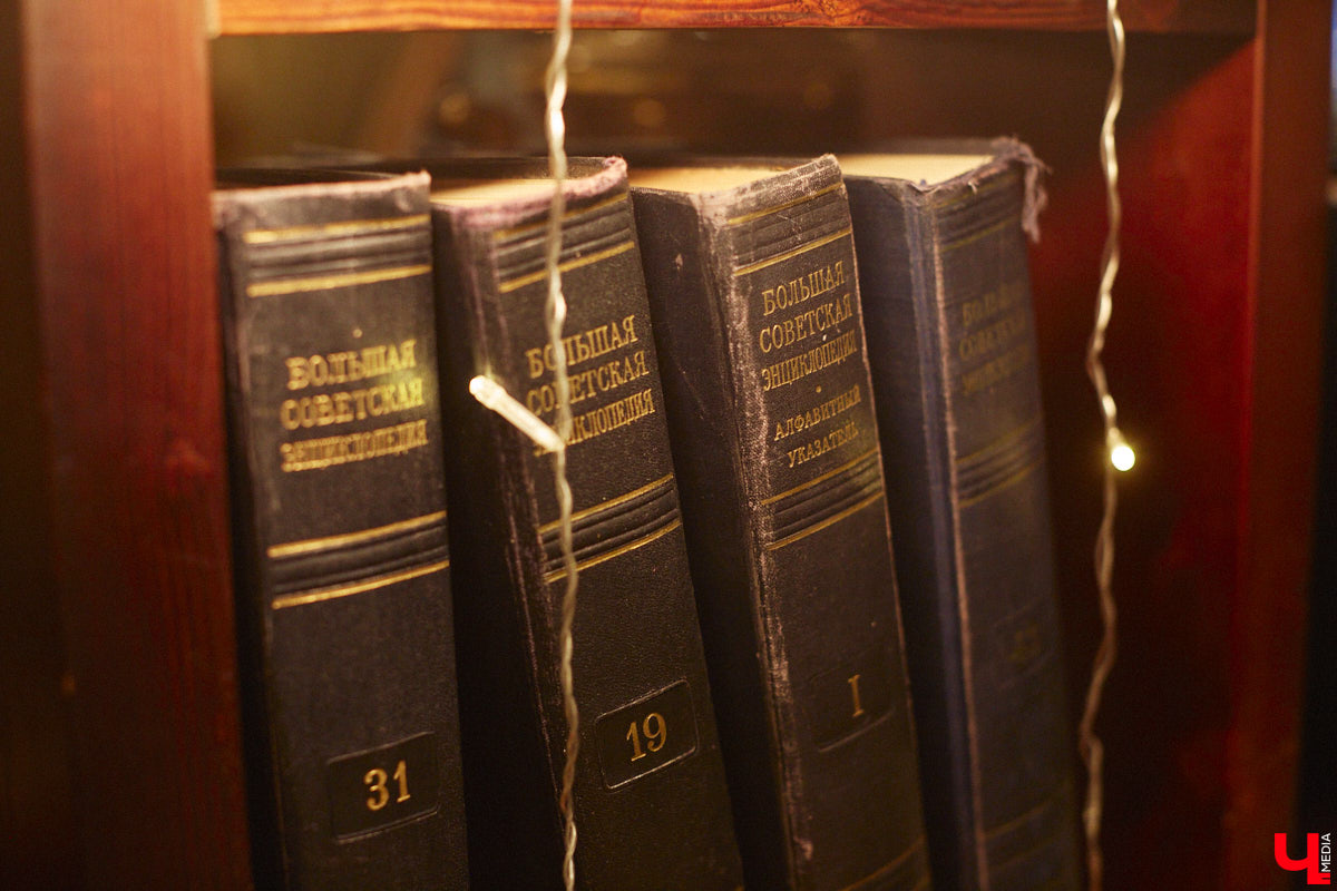 Мужчины в мантиях из передачи «Своя игра» всегда были окружены ореолом таинственности. На самом же деле они обычные люди, в чем успел убедиться «Ключ-Медиа». А помог нам в этом победитель телевикторины из Владимира Евгений Скитович, с которым мы обсудили эфир с его триумфальным участием в уютной обстановке.