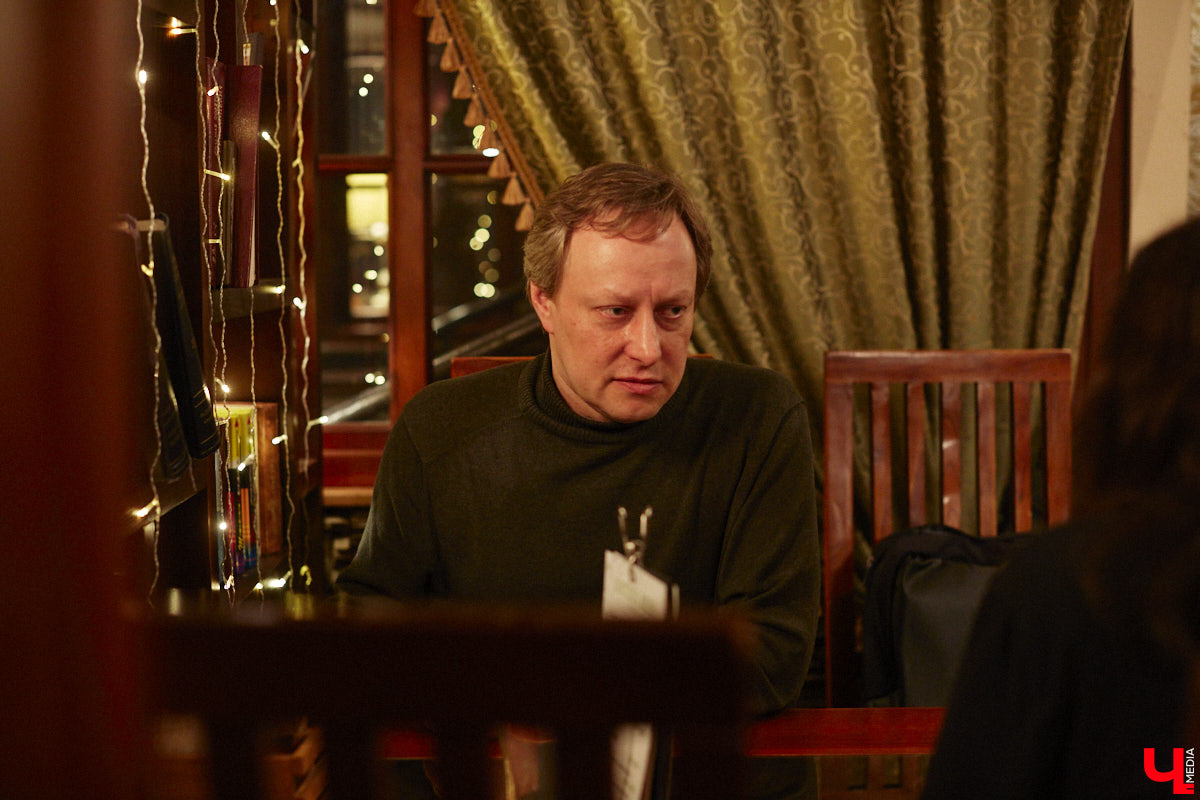 Мужчины в мантиях из передачи «Своя игра» всегда были окружены ореолом таинственности. На самом же деле они обычные люди, в чем успел убедиться «Ключ-Медиа». А помог нам в этом победитель телевикторины из Владимира Евгений Скитович, с которым мы обсудили эфир с его триумфальным участием в уютной обстановке.