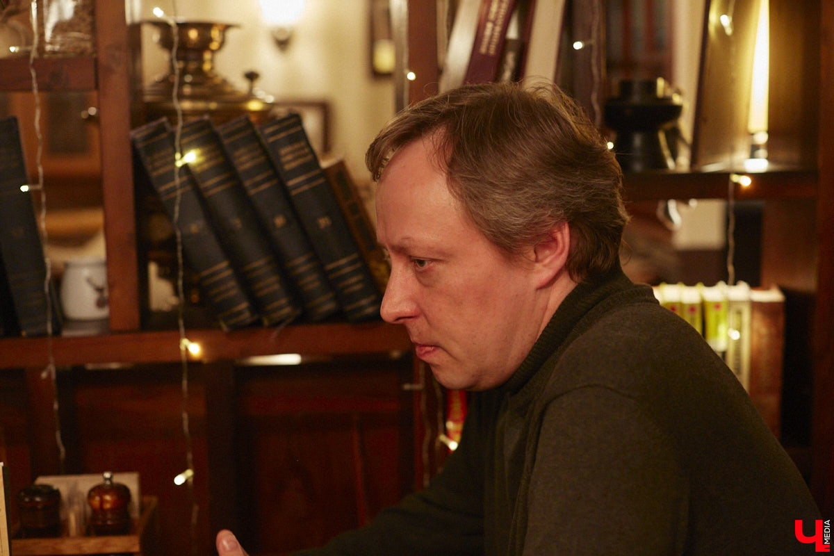 Мужчины в мантиях из передачи «Своя игра» всегда были окружены ореолом таинственности. На самом же деле они обычные люди, в чем успел убедиться «Ключ-Медиа». А помог нам в этом победитель телевикторины из Владимира Евгений Скитович, с которым мы обсудили эфир с его триумфальным участием в уютной обстановке.