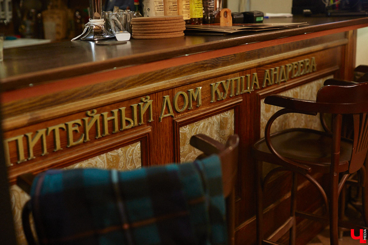 Мужчины в мантиях из передачи «Своя игра» всегда были окружены ореолом таинственности. На самом же деле они обычные люди, в чем успел убедиться «Ключ-Медиа». А помог нам в этом победитель телевикторины из Владимира Евгений Скитович, с которым мы обсудили эфир с его триумфальным участием в уютной обстановке.