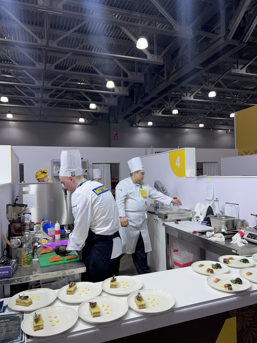 В кулинарной битве Chef a la Russe владимирские повара принимают участие не первый год. Недавний чемпионат исключением не стал. Как же выступила наша команда и чем запомнилось яркое событие с Константином Ивлевым и Томасом Гуглером в жюри?