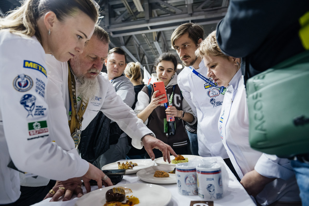 В кулинарной битве Chef a la Russe владимирские повара принимают участие не первый год. Недавний чемпионат исключением не стал. Как же выступила наша команда и чем запомнилось яркое событие с Константином Ивлевым и Томасом Гуглером в жюри?