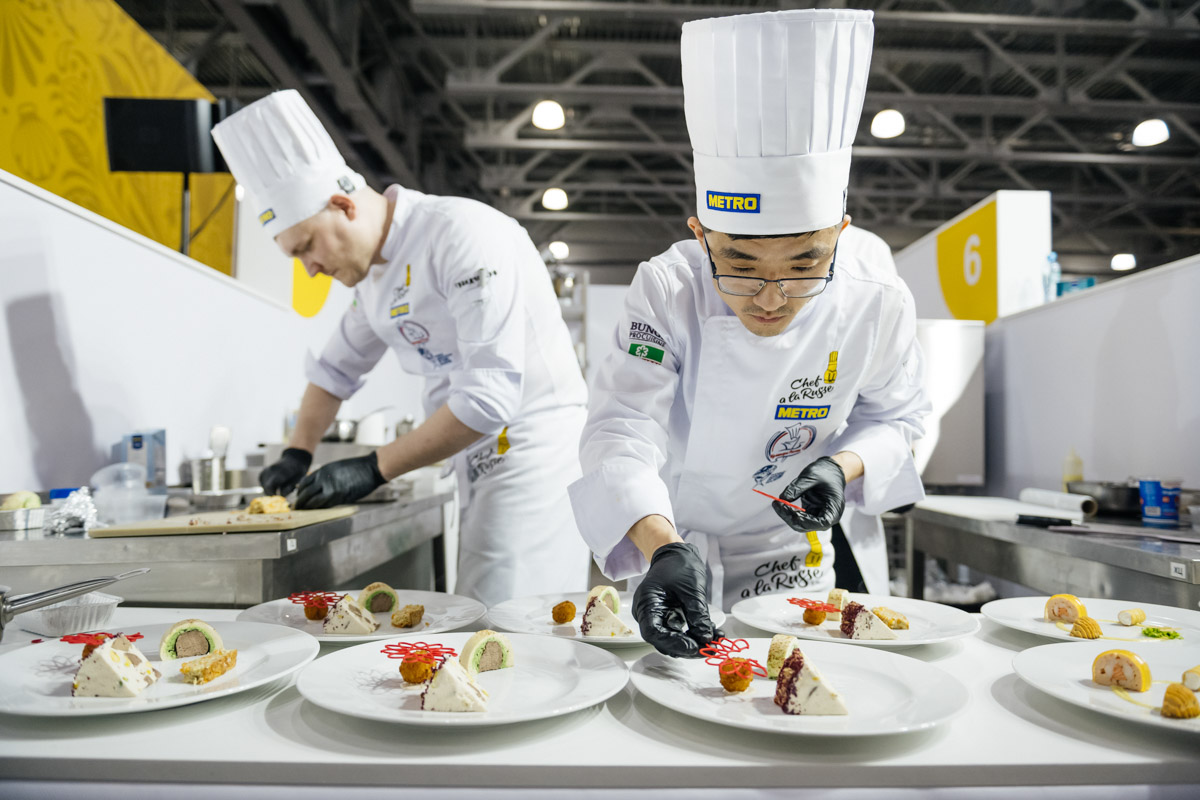 В кулинарной битве Chef a la Russe владимирские повара принимают участие не первый год. Недавний чемпионат исключением не стал. Как же выступила наша команда и чем запомнилось яркое событие с Константином Ивлевым и Томасом Гуглером в жюри?