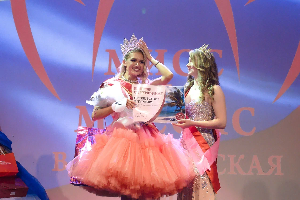 В минувшую субботу, 6 апреля, в банкет-холле экоотеля «Велес» состоялся финал конкурса «Мисс и Миссис «Владимирская земля — 2024». Он стал, пожалуй, самым масштабным за все семь лет проведения. И, к слову, претерпел немало изменений. Конечно, только к лучшему!