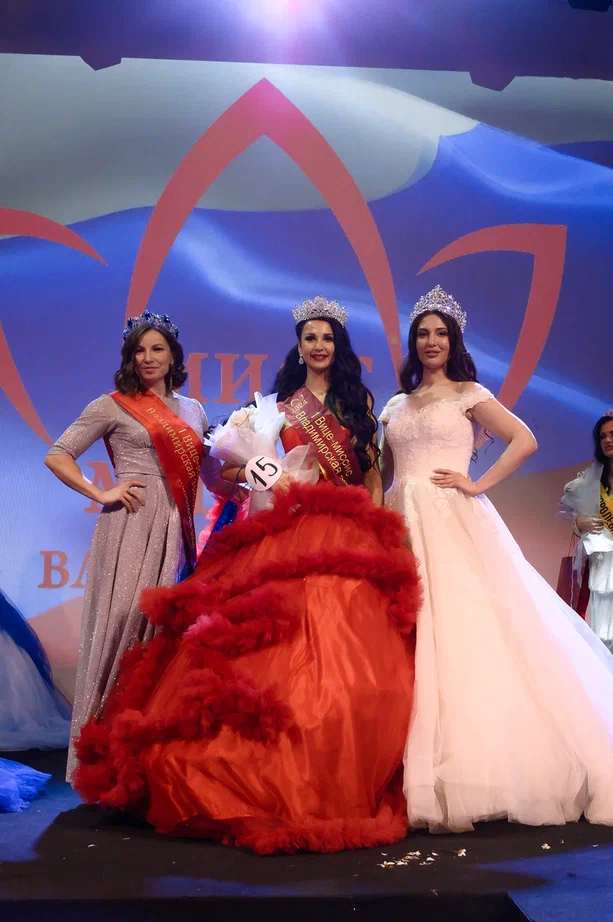 В минувшую субботу, 6 апреля, в банкет-холле экоотеля «Велес» состоялся финал конкурса «Мисс и Миссис «Владимирская земля — 2024». Он стал, пожалуй, самым масштабным за все семь лет проведения. И, к слову, претерпел немало изменений. Конечно, только к лучшему!