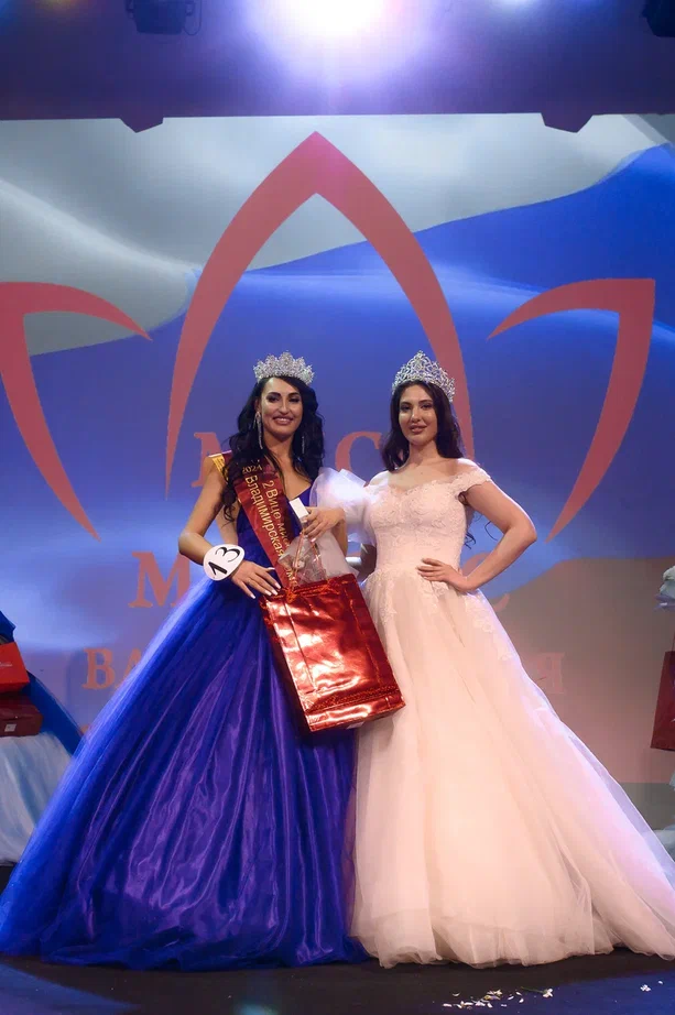 В минувшую субботу, 6 апреля, в банкет-холле экоотеля «Велес» состоялся финал конкурса «Мисс и Миссис «Владимирская земля — 2024». Он стал, пожалуй, самым масштабным за все семь лет проведения. И, к слову, претерпел немало изменений. Конечно, только к лучшему!