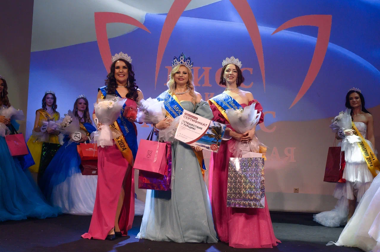 В минувшую субботу, 6 апреля, в банкет-холле экоотеля «Велес» состоялся финал конкурса «Мисс и Миссис «Владимирская земля — 2024». Он стал, пожалуй, самым масштабным за все семь лет проведения. И, к слову, претерпел немало изменений. Конечно, только к лучшему!