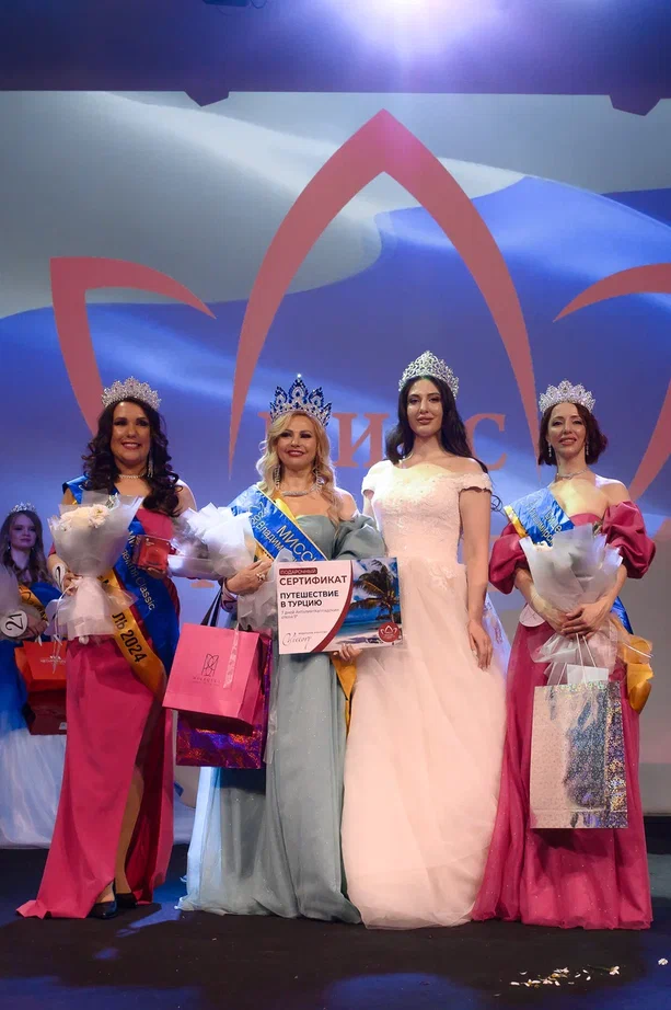 В минувшую субботу, 6 апреля, в банкет-холле экоотеля «Велес» состоялся финал конкурса «Мисс и Миссис «Владимирская земля — 2024». Он стал, пожалуй, самым масштабным за все семь лет проведения. И, к слову, претерпел немало изменений. Конечно, только к лучшему!