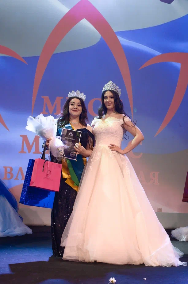 В минувшую субботу, 6 апреля, в банкет-холле экоотеля «Велес» состоялся финал конкурса «Мисс и Миссис «Владимирская земля — 2024». Он стал, пожалуй, самым масштабным за все семь лет проведения. И, к слову, претерпел немало изменений. Конечно, только к лучшему!