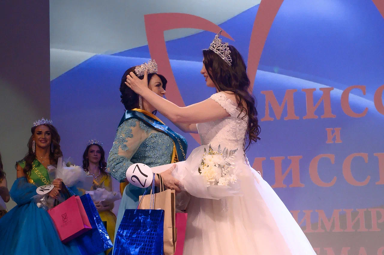 В минувшую субботу, 6 апреля, в банкет-холле экоотеля «Велес» состоялся финал конкурса «Мисс и Миссис «Владимирская земля — 2024». Он стал, пожалуй, самым масштабным за все семь лет проведения. И, к слову, претерпел немало изменений. Конечно, только к лучшему!