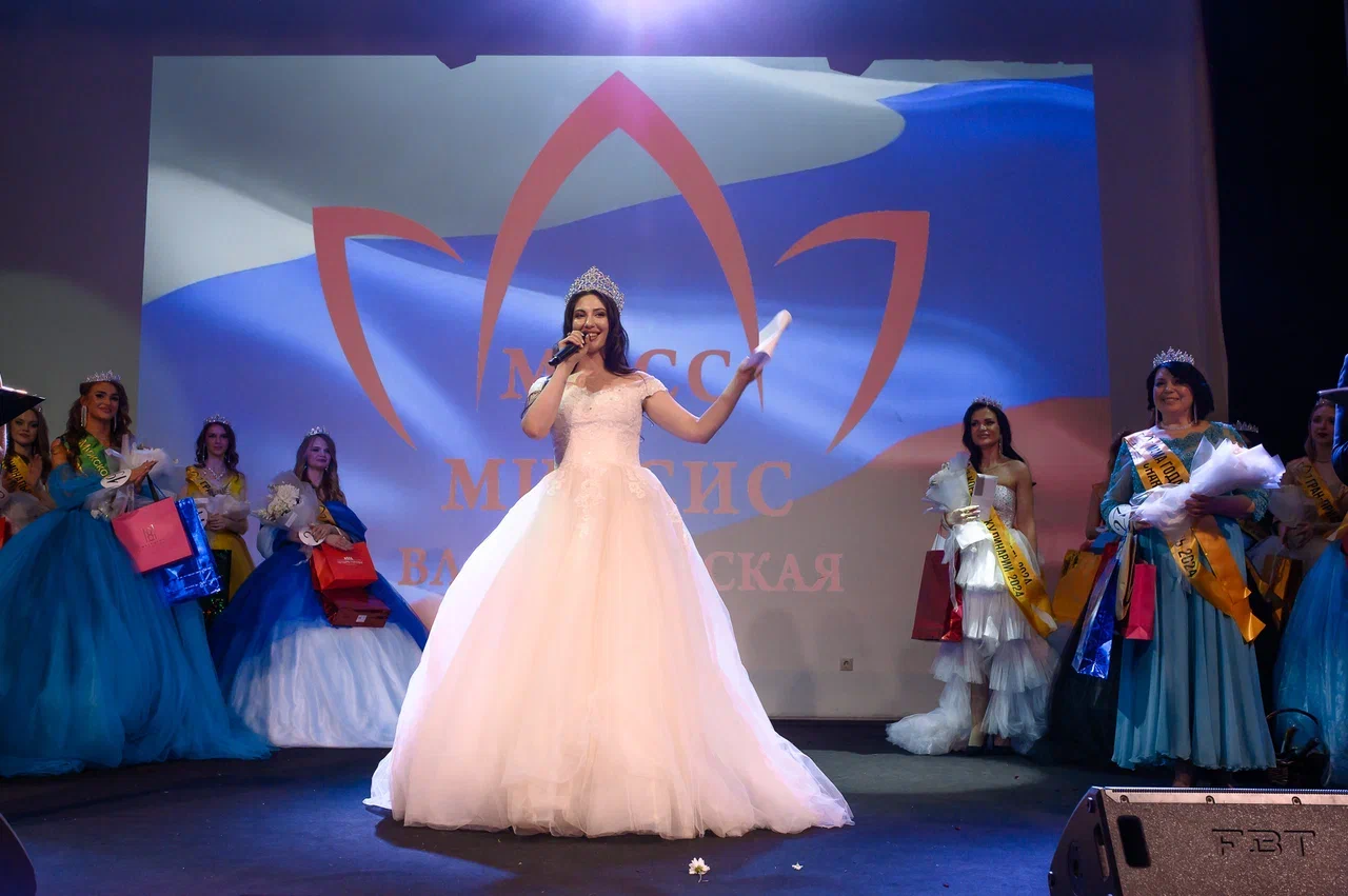 В минувшую субботу, 6 апреля, в банкет-холле экоотеля «Велес» состоялся финал конкурса «Мисс и Миссис «Владимирская земля — 2024». Он стал, пожалуй, самым масштабным за все семь лет проведения. И, к слову, претерпел немало изменений. Конечно, только к лучшему!