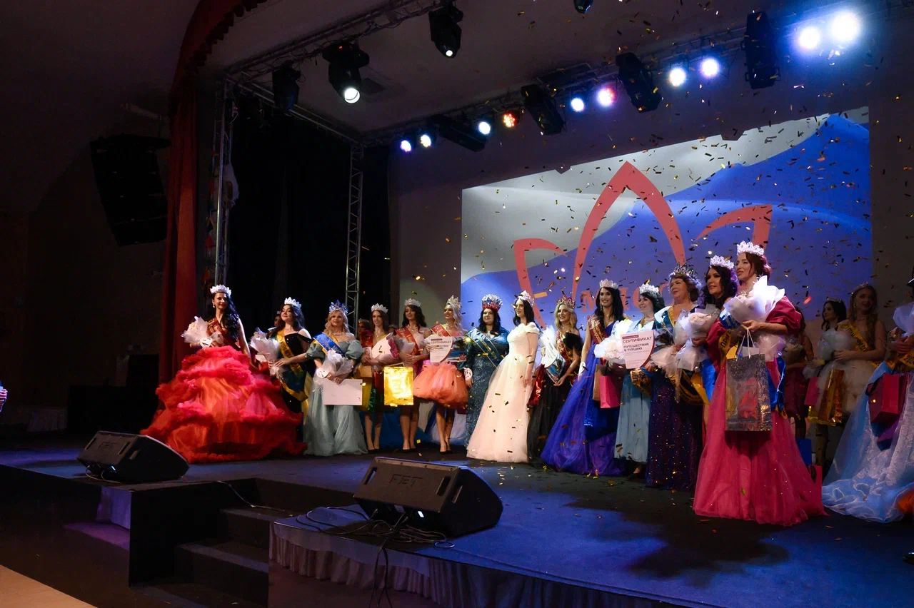 В минувшую субботу, 6 апреля, в банкет-холле экоотеля «Велес» состоялся финал конкурса «Мисс и Миссис «Владимирская земля — 2024». Он стал, пожалуй, самым масштабным за все семь лет проведения. И, к слову, претерпел немало изменений. Конечно, только к лучшему!