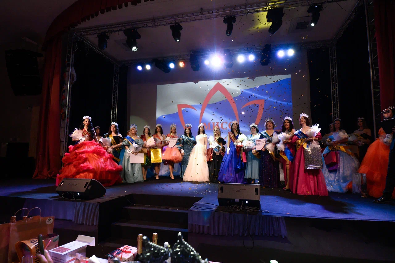 В минувшую субботу, 6 апреля, в банкет-холле экоотеля «Велес» состоялся финал конкурса «Мисс и Миссис «Владимирская земля — 2024». Он стал, пожалуй, самым масштабным за все семь лет проведения. И, к слову, претерпел немало изменений. Конечно, только к лучшему!