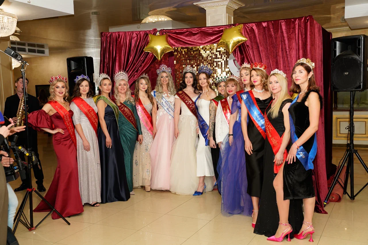 В минувшую субботу, 6 апреля, в банкет-холле экоотеля «Велес» состоялся финал конкурса «Мисс и Миссис «Владимирская земля — 2024». Он стал, пожалуй, самым масштабным за все семь лет проведения. И, к слову, претерпел немало изменений. Конечно, только к лучшему!