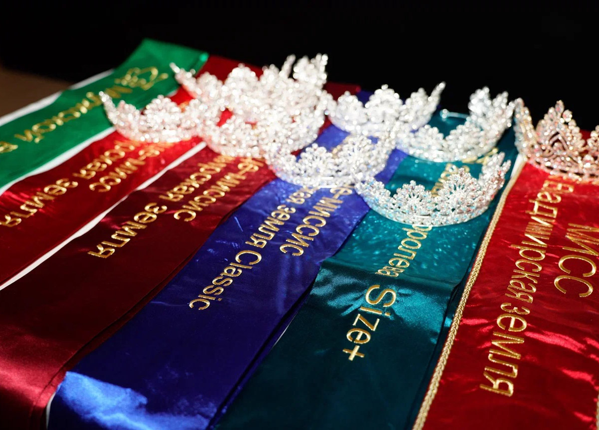 В минувшую субботу, 6 апреля, в банкет-холле экоотеля «Велес» состоялся финал конкурса «Мисс и Миссис «Владимирская земля — 2024». Он стал, пожалуй, самым масштабным за все семь лет проведения. И, к слову, претерпел немало изменений. Конечно, только к лучшему!