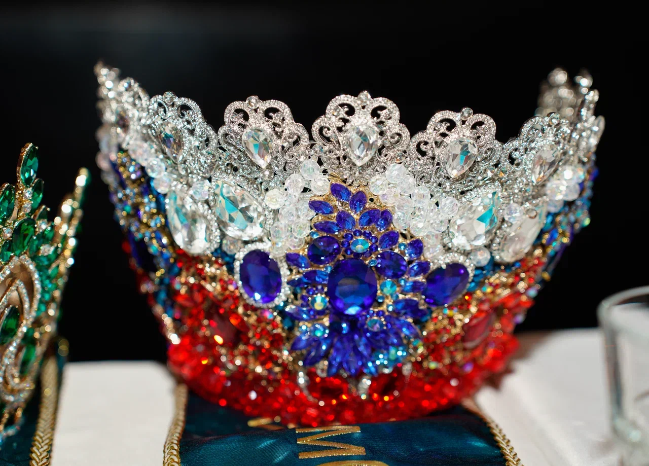 В минувшую субботу, 6 апреля, в банкет-холле экоотеля «Велес» состоялся финал конкурса «Мисс и Миссис «Владимирская земля — 2024». Он стал, пожалуй, самым масштабным за все семь лет проведения. И, к слову, претерпел немало изменений. Конечно, только к лучшему!