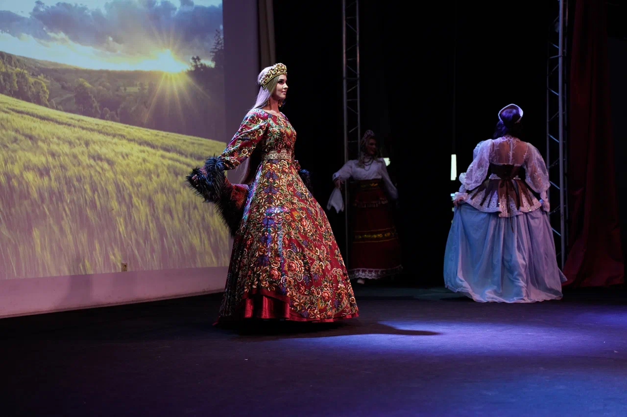 В минувшую субботу, 6 апреля, в банкет-холле экоотеля «Велес» состоялся финал конкурса «Мисс и Миссис «Владимирская земля — 2024». Он стал, пожалуй, самым масштабным за все семь лет проведения. И, к слову, претерпел немало изменений. Конечно, только к лучшему!