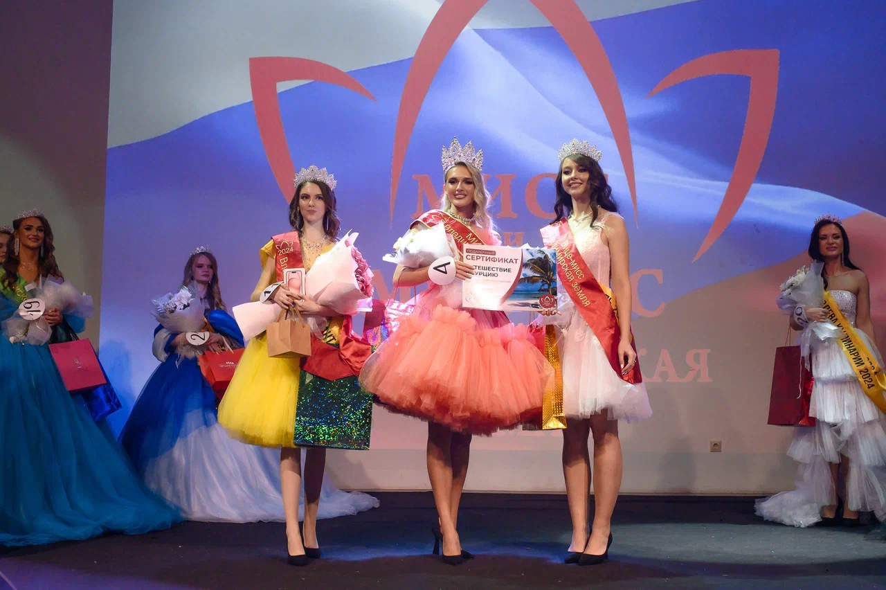 В минувшую субботу, 6 апреля, в банкет-холле экоотеля «Велес» состоялся финал конкурса «Мисс и Миссис «Владимирская земля — 2024». Он стал, пожалуй, самым масштабным за все семь лет проведения. И, к слову, претерпел немало изменений. Конечно, только к лучшему!
