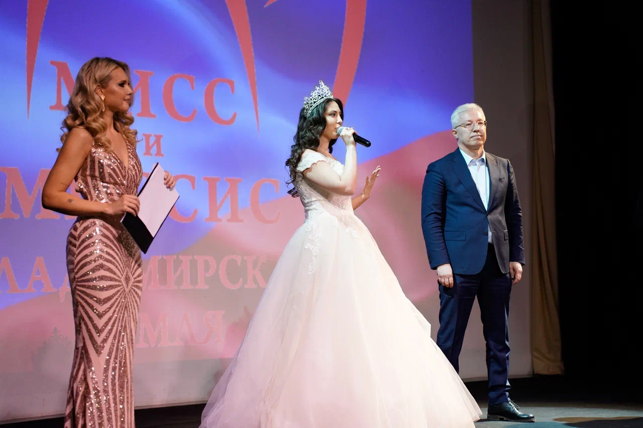 В минувшую субботу, 6 апреля, в банкет-холле экоотеля «Велес» состоялся финал конкурса «Мисс и Миссис «Владимирская земля — 2024». Он стал, пожалуй, самым масштабным за все семь лет проведения. И, к слову, претерпел немало изменений. Конечно, только к лучшему!