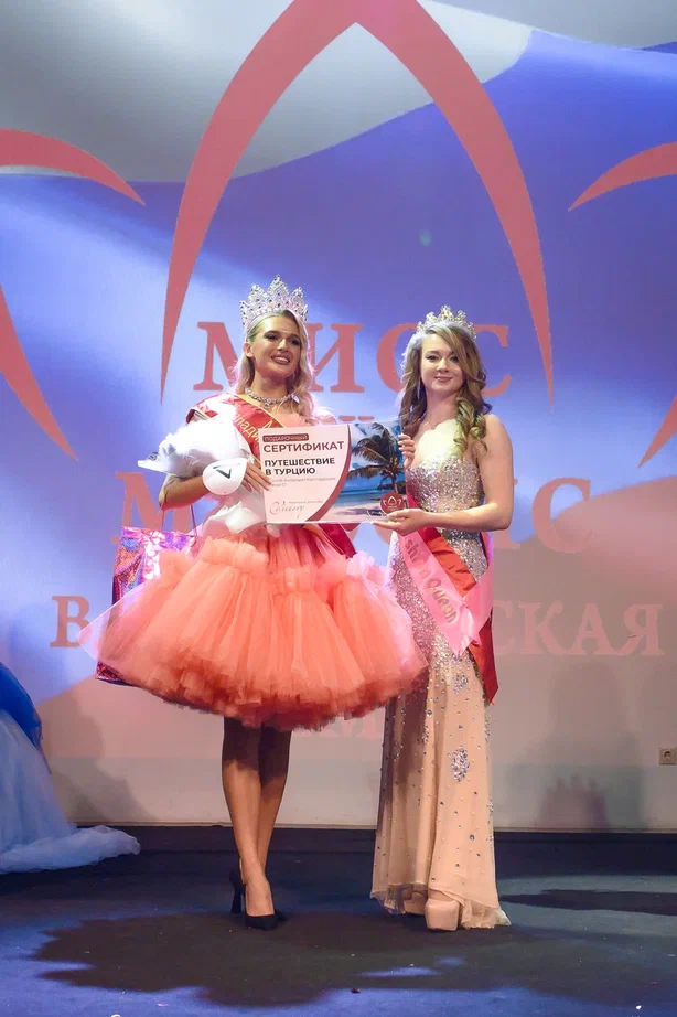 В минувшую субботу, 6 апреля, в банкет-холле экоотеля «Велес» состоялся финал конкурса «Мисс и Миссис «Владимирская земля — 2024». Он стал, пожалуй, самым масштабным за все семь лет проведения. И, к слову, претерпел немало изменений. Конечно, только к лучшему!
