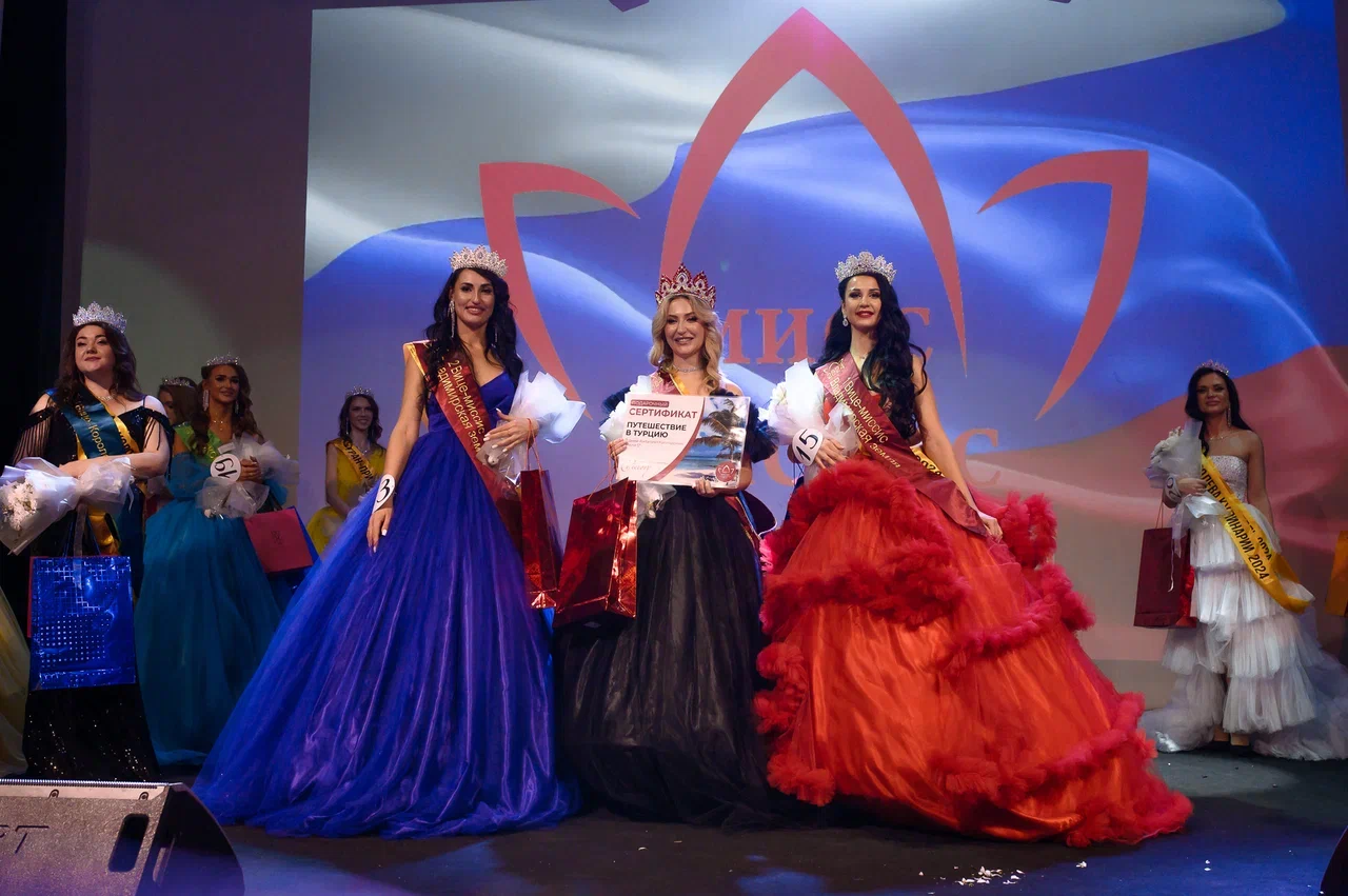 В минувшую субботу, 6 апреля, в банкет-холле экоотеля «Велес» состоялся финал конкурса «Мисс и Миссис «Владимирская земля — 2024». Он стал, пожалуй, самым масштабным за все семь лет проведения. И, к слову, претерпел немало изменений. Конечно, только к лучшему!