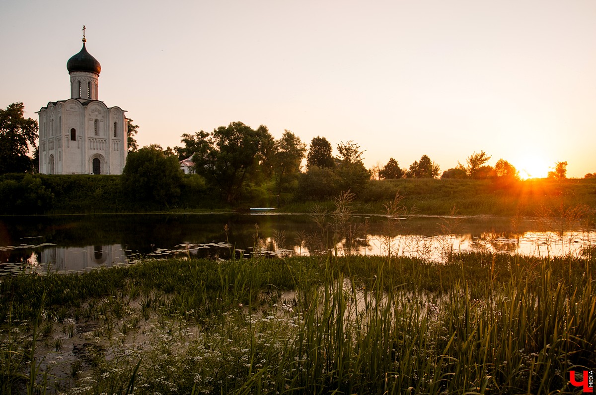 Сразу десяток новых туристических маршрутов с заездом во Владимирскую область представил столичный комитет по туризму. Проект получил название «Москва + Владимирская область. Путешествие в русскую сказку». Это серия маршрутов, которые должны познакомить туристов с историей, архитектурой, фольклором и современной культурой двух регионов.