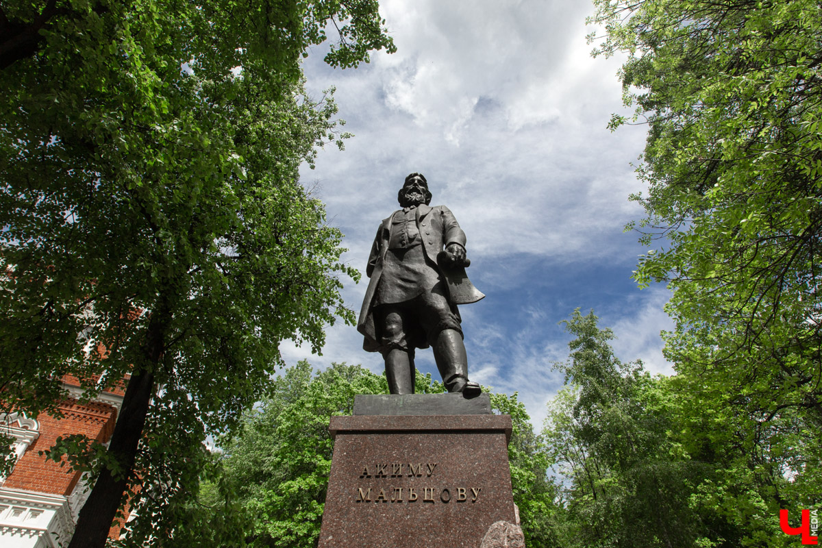 Сразу десяток новых туристических маршрутов с заездом во Владимирскую область представил столичный комитет по туризму. Проект получил название «Москва + Владимирская область. Путешествие в русскую сказку». Это серия маршрутов, которые должны познакомить туристов с историей, архитектурой, фольклором и современной культурой двух регионов.