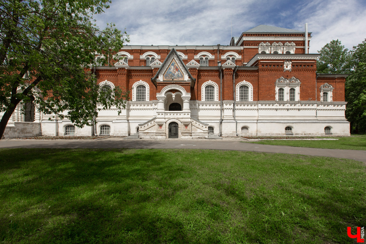 Сразу десяток новых туристических маршрутов с заездом во Владимирскую область представил столичный комитет по туризму. Проект получил название «Москва + Владимирская область. Путешествие в русскую сказку». Это серия маршрутов, которые должны познакомить туристов с историей, архитектурой, фольклором и современной культурой двух регионов.