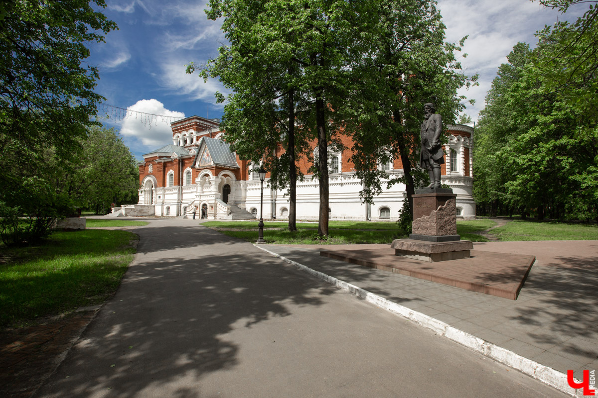Сразу десяток новых туристических маршрутов с заездом во Владимирскую область представил столичный комитет по туризму. Проект получил название «Москва + Владимирская область. Путешествие в русскую сказку». Это серия маршрутов, которые должны познакомить туристов с историей, архитектурой, фольклором и современной культурой двух регионов.