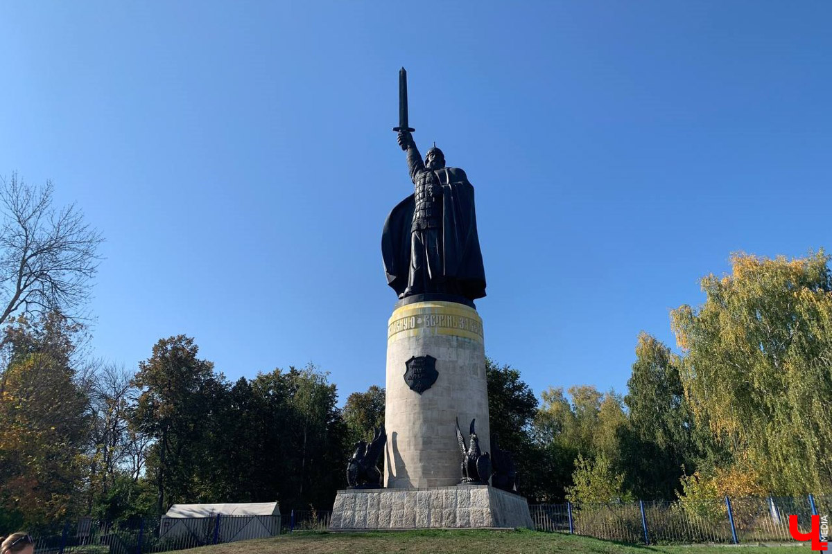 Сразу десяток новых туристических маршрутов с заездом во Владимирскую область представил столичный комитет по туризму. Проект получил название «Москва + Владимирская область. Путешествие в русскую сказку». Это серия маршрутов, которые должны познакомить туристов с историей, архитектурой, фольклором и современной культурой двух регионов.