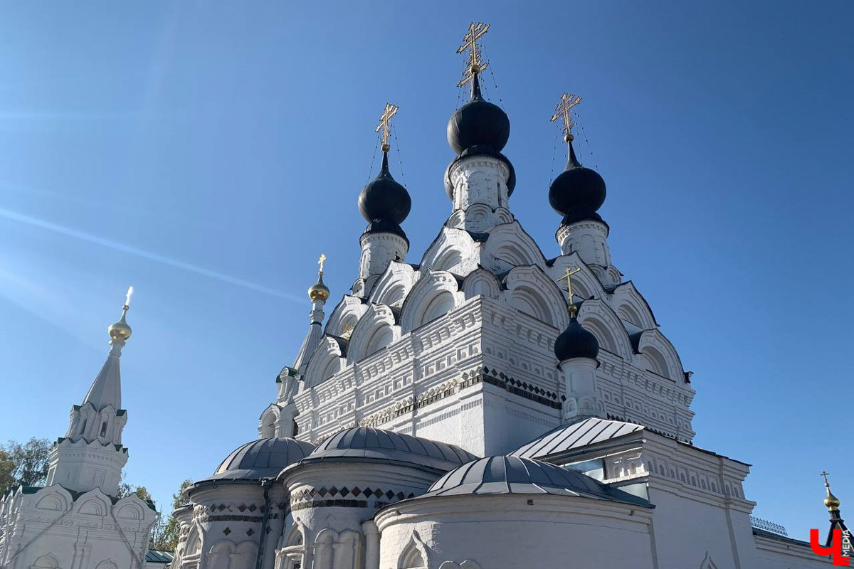 Сразу десяток новых туристических маршрутов с заездом во Владимирскую область представил столичный комитет по туризму. Проект получил название «Москва + Владимирская область. Путешествие в русскую сказку». Это серия маршрутов, которые должны познакомить туристов с историей, архитектурой, фольклором и современной культурой двух регионов.