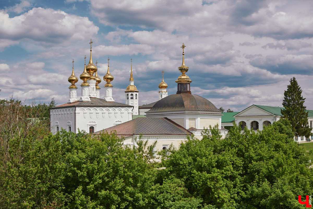 Сразу десяток новых туристических маршрутов с заездом во Владимирскую область представил столичный комитет по туризму. Проект получил название «Москва + Владимирская область. Путешествие в русскую сказку». Это серия маршрутов, которые должны познакомить туристов с историей, архитектурой, фольклором и современной культурой двух регионов.