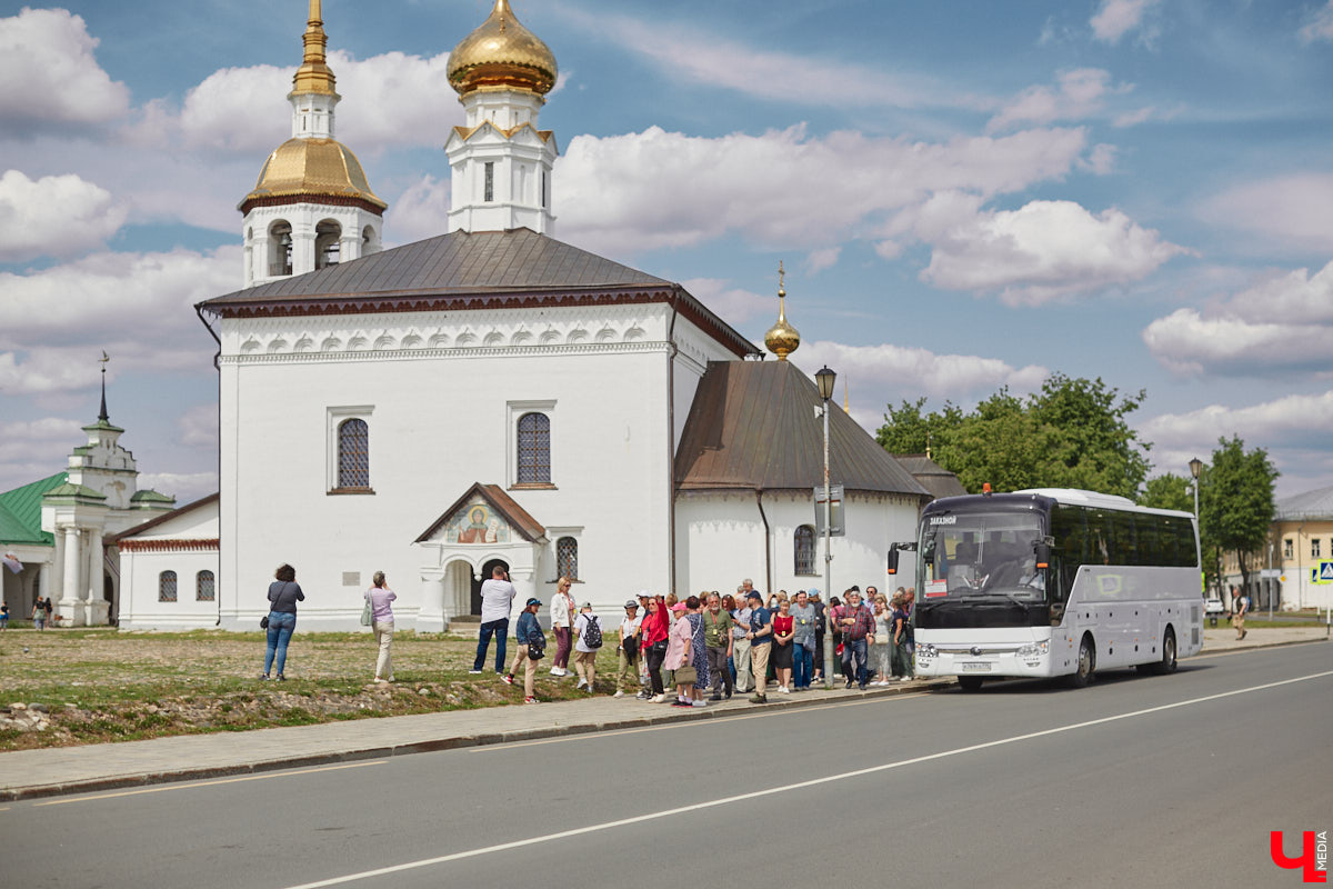 Сразу десяток новых туристических маршрутов с заездом во Владимирскую область представил столичный комитет по туризму. Проект получил название «Москва + Владимирская область. Путешествие в русскую сказку». Это серия маршрутов, которые должны познакомить туристов с историей, архитектурой, фольклором и современной культурой двух регионов.