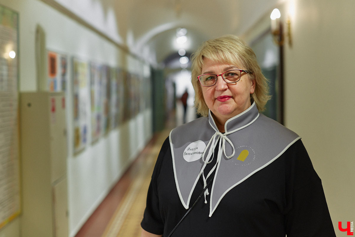 Смотрители Владимиро-Суздальского музея-заповедника переоделись в униформу, разработанную известным российским дизайнером Дмитрием Логиновым. «Ключ-Медиа» оценил новый look сотрудников и спросил их мнение по поводу внезапной смены имиджа.