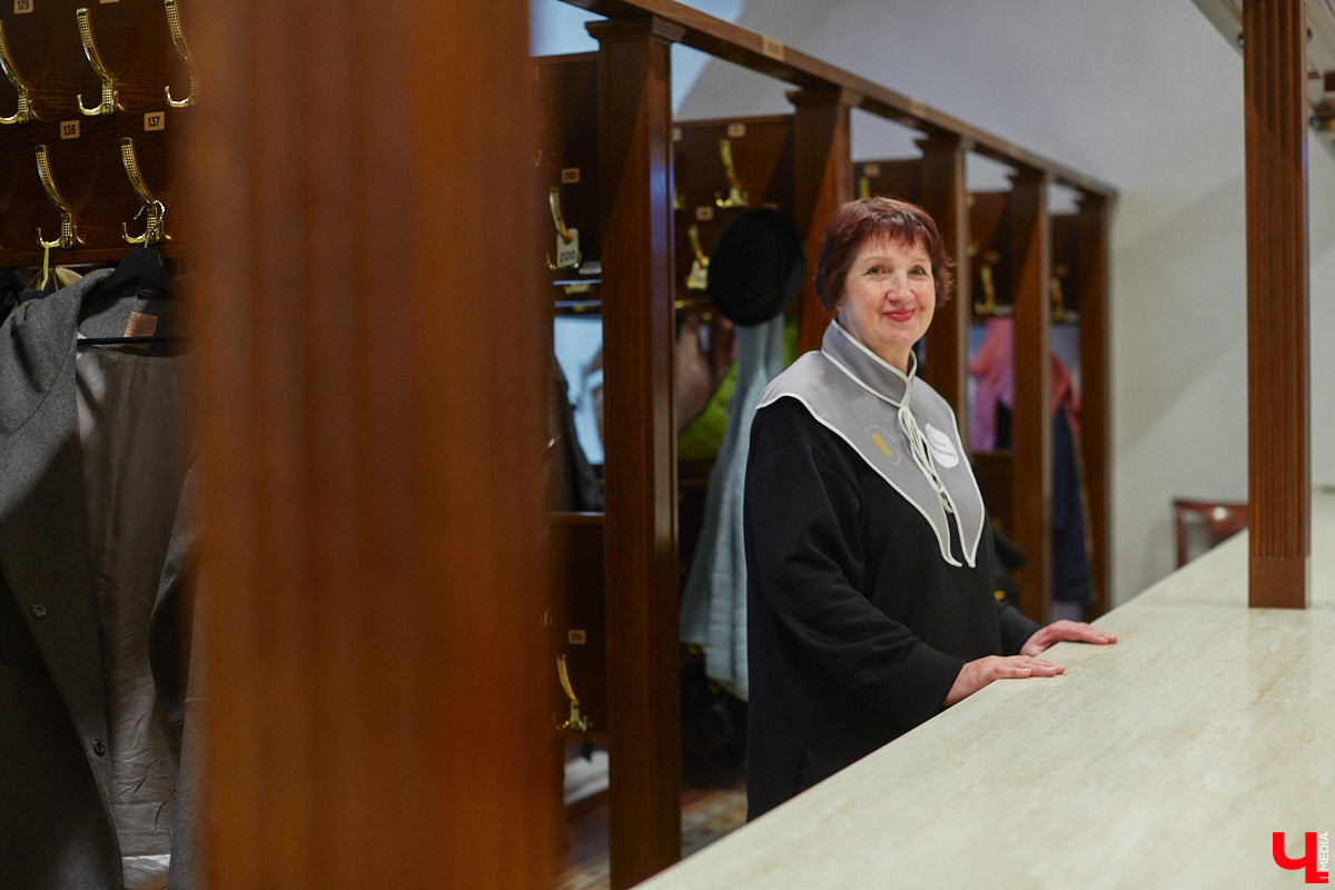 Смотрители Владимиро-Суздальского музея-заповедника переоделись в униформу, разработанную известным российским дизайнером Дмитрием Логиновым. «Ключ-Медиа» оценил новый look сотрудников и спросил их мнение по поводу внезапной смены имиджа.