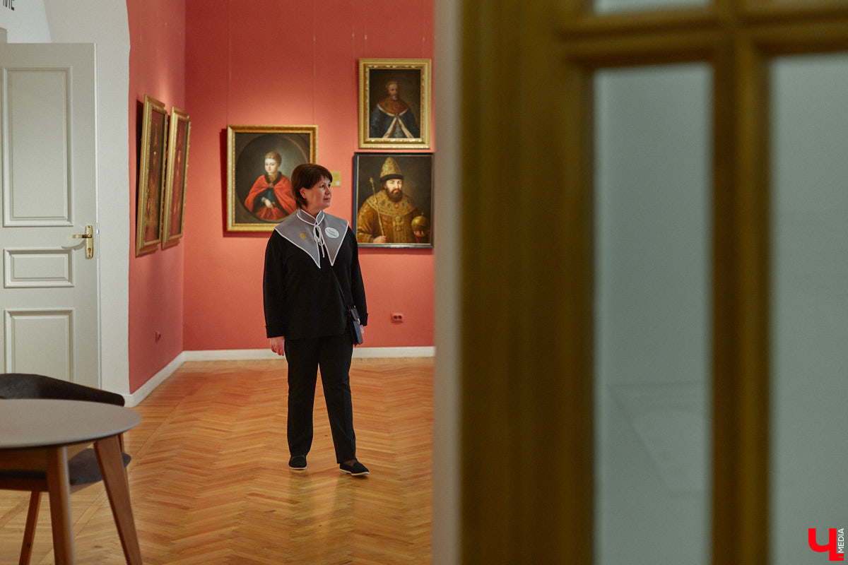 Смотрители Владимиро-Суздальского музея-заповедника переоделись в униформу, разработанную известным российским дизайнером Дмитрием Логиновым. «Ключ-Медиа» оценил новый look сотрудников и спросил их мнение по поводу внезапной смены имиджа.