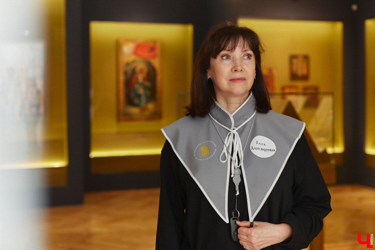 Смотрители Владимиро-Суздальского музея-заповедника переоделись в униформу, разработанную известным российским дизайнером Дмитрием Логиновым. «Ключ-Медиа» оценил новый look сотрудников и спросил их мнение по поводу внезапной смены имиджа.