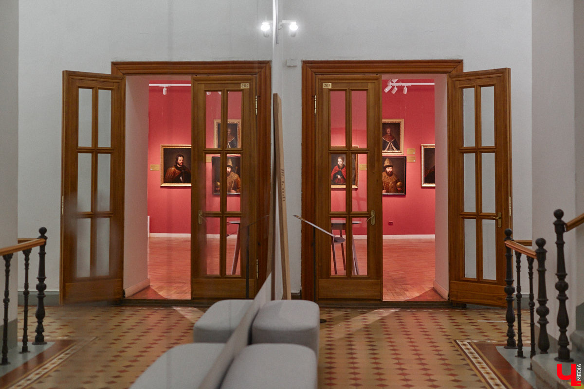 Смотрители Владимиро-Суздальского музея-заповедника переоделись в униформу, разработанную известным российским дизайнером Дмитрием Логиновым. «Ключ-Медиа» оценил новый look сотрудников и спросил их мнение по поводу внезапной смены имиджа.