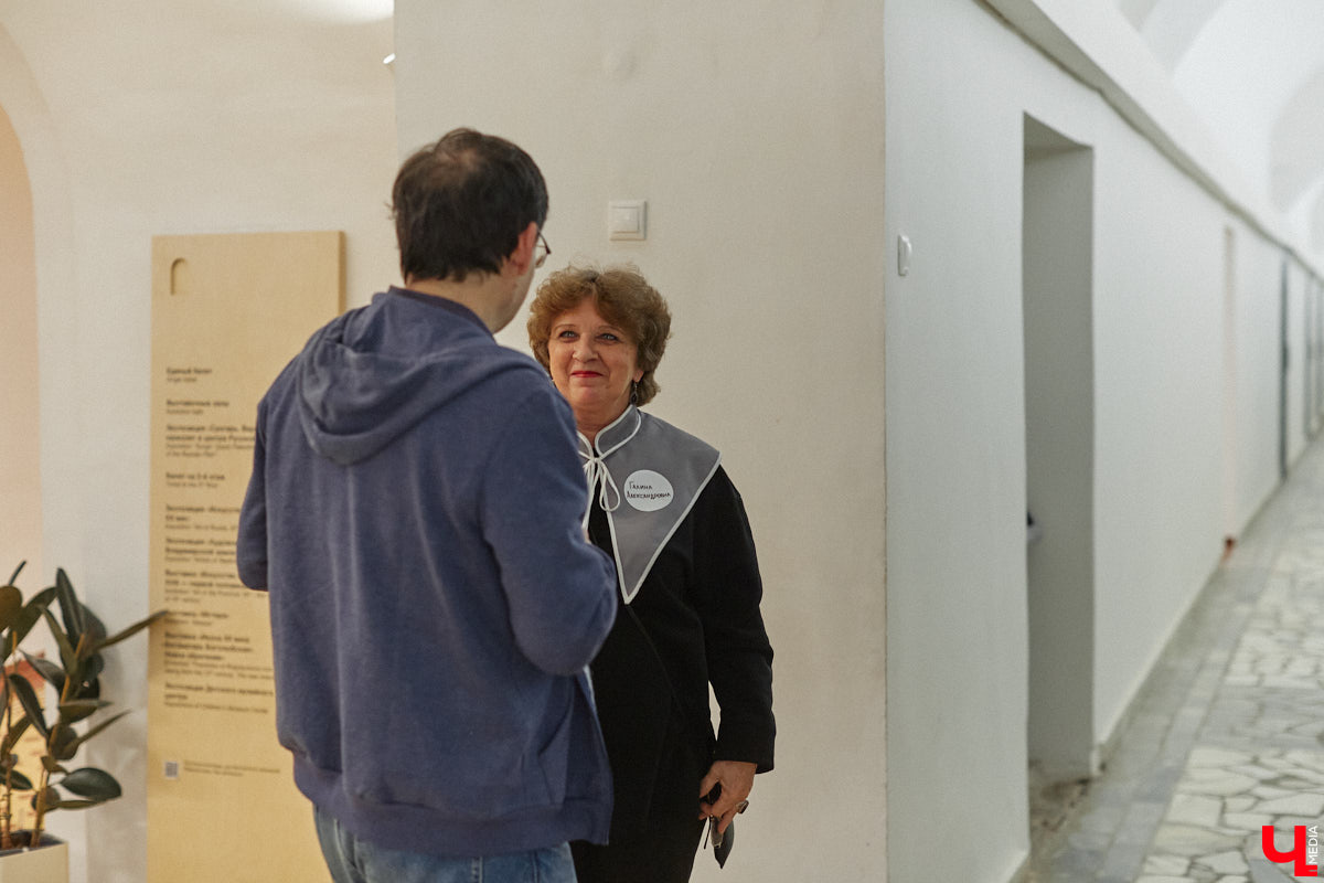 Смотрители Владимиро-Суздальского музея-заповедника переоделись в униформу, разработанную известным российским дизайнером Дмитрием Логиновым. «Ключ-Медиа» оценил новый look сотрудников и спросил их мнение по поводу внезапной смены имиджа.