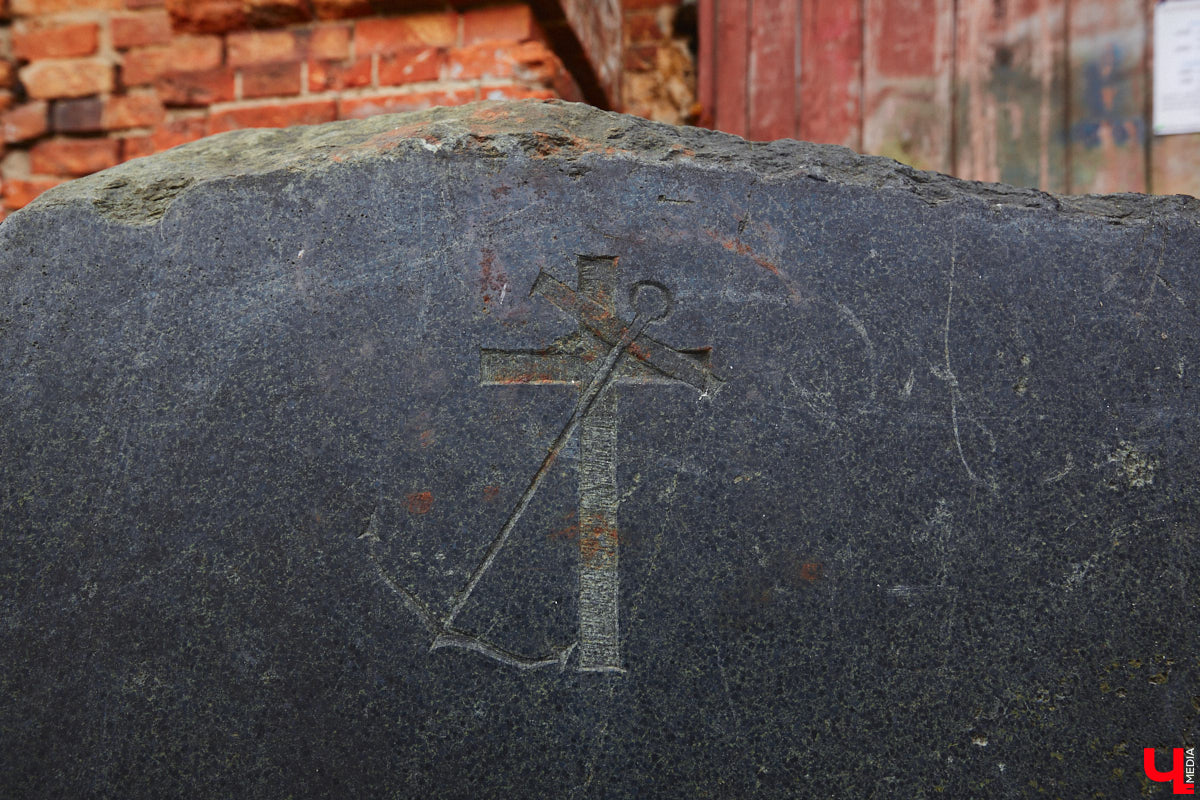 В 1905 году первая в истории города Владимира топонимическая комиссия составила список из пятидесяти пяти предполагаемых к переименованию улиц. Так, Куткин переулок становился Гоголевской улицей, Грабиловка — Набережной, Читалкин переулок — Покровской улицей, Летнеперевозинская — Рязанской, а Ременники — Немецкой. Да, именно в этом районе проживало наибольшее количество людей данной национальности. И именно здесь был их духовный центр — лютеранская кирха. Истории и быту немецкой колонии в дореволюционном Владимире и посвящена наша сегодняшняя статья.