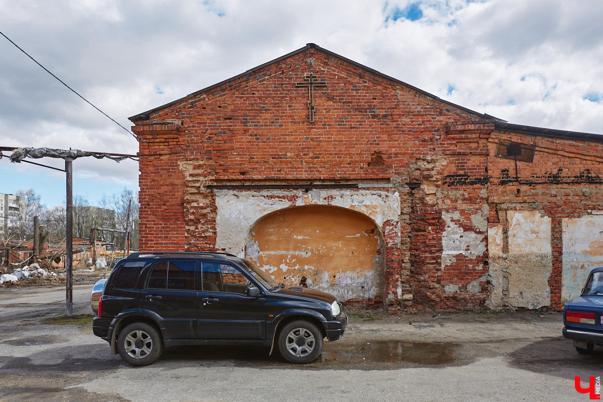 В 1905 году первая в истории города Владимира топонимическая комиссия составила список из пятидесяти пяти предполагаемых к переименованию улиц. Так, Куткин переулок становился Гоголевской улицей, Грабиловка — Набережной, Читалкин переулок — Покровской улицей, Летнеперевозинская — Рязанской, а Ременники — Немецкой. Да, именно в этом районе проживало наибольшее количество людей данной национальности. И именно здесь был их духовный центр — лютеранская кирха. Истории и быту немецкой колонии в дореволюционном Владимире и посвящена наша сегодняшняя статья.